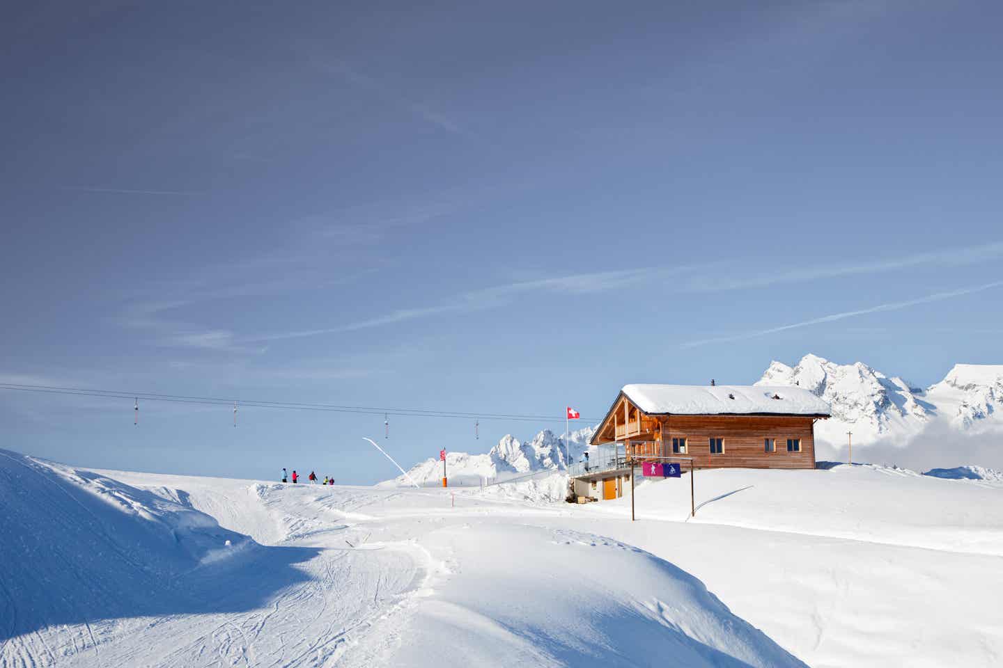 Wunderschön: der strahlend blaue Himmel über einer Skipiste in Graubünden