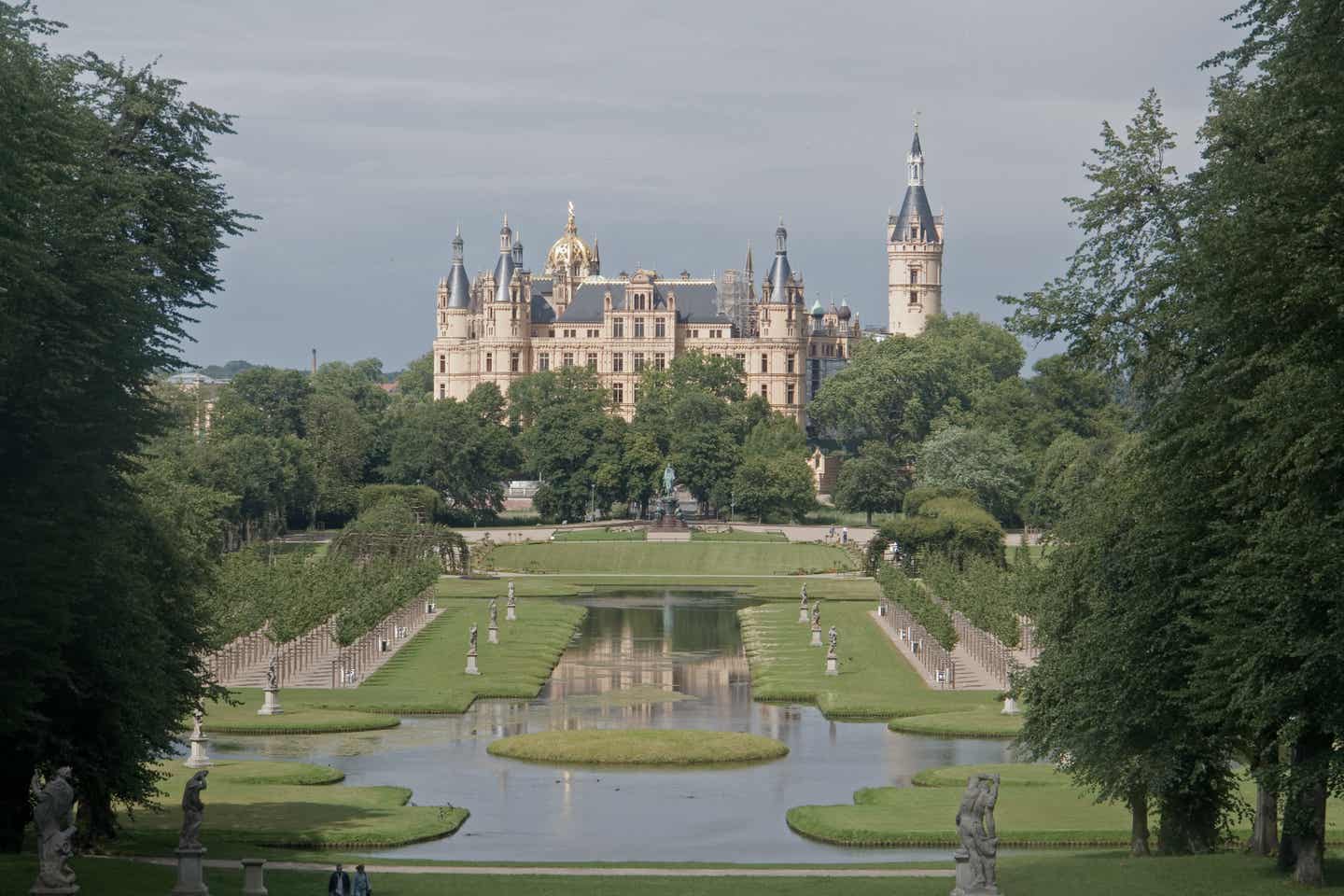 Mecklenburg Vorpommern Urlaub mit DERTOUR. Schloss in Schwerin mit Parkanlagen