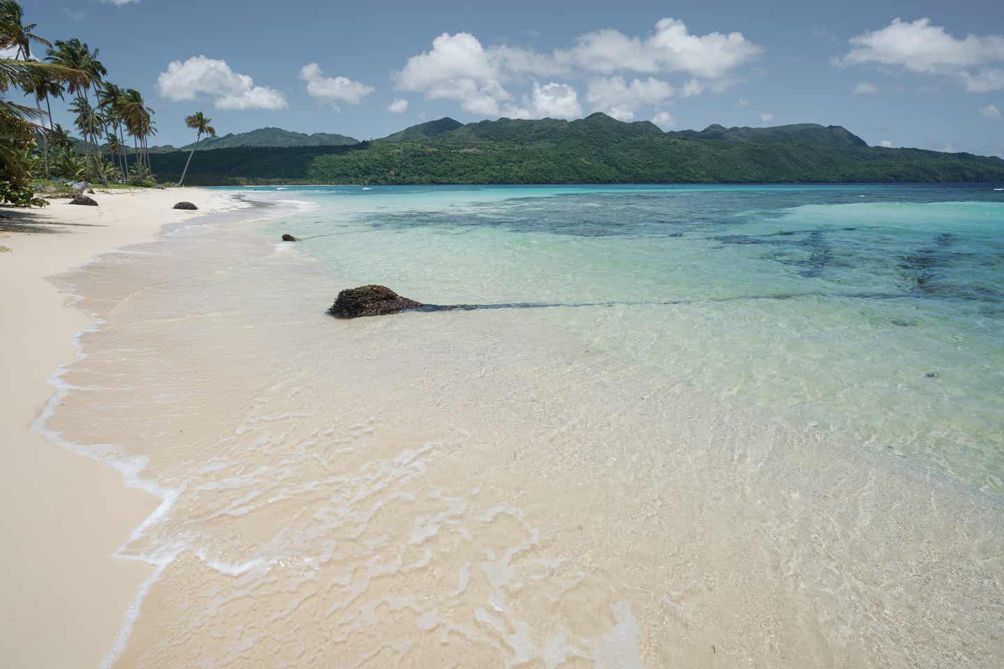 Samana Urlaub mit DERTOUR. Strand von Rincon auf Samana mit glasklarem, türkisblauem Wasser