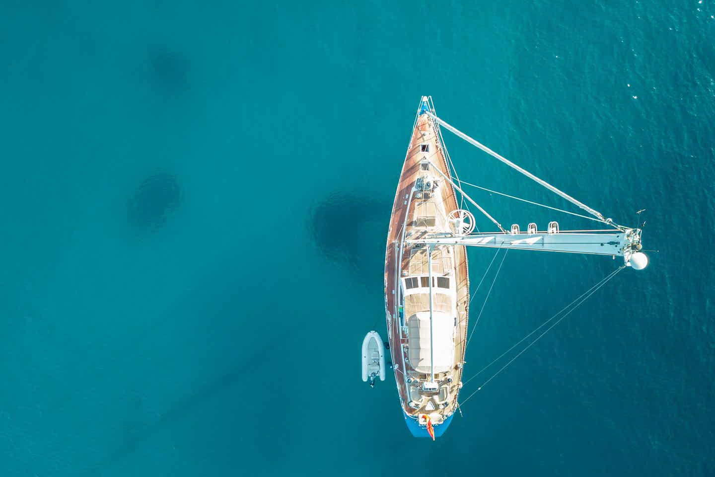 Segelboot von oben im türkisblauen Meer