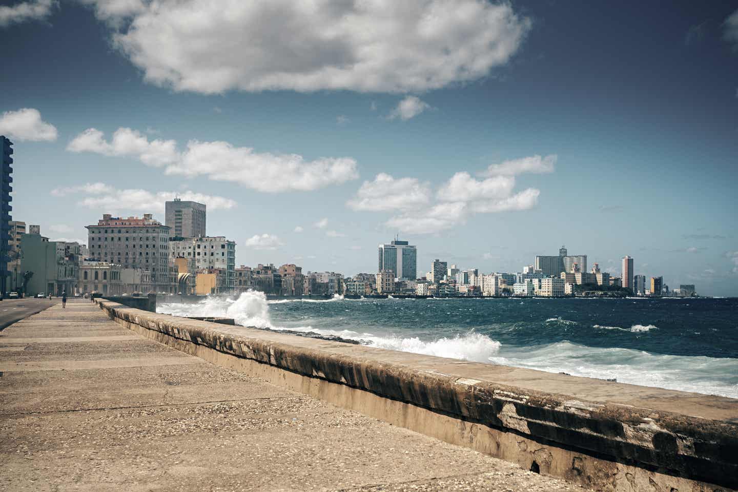 Havanna Urlaub mit DERTOUR. Malecon-Promenade am Meer. Dahinter Skyline Havannas