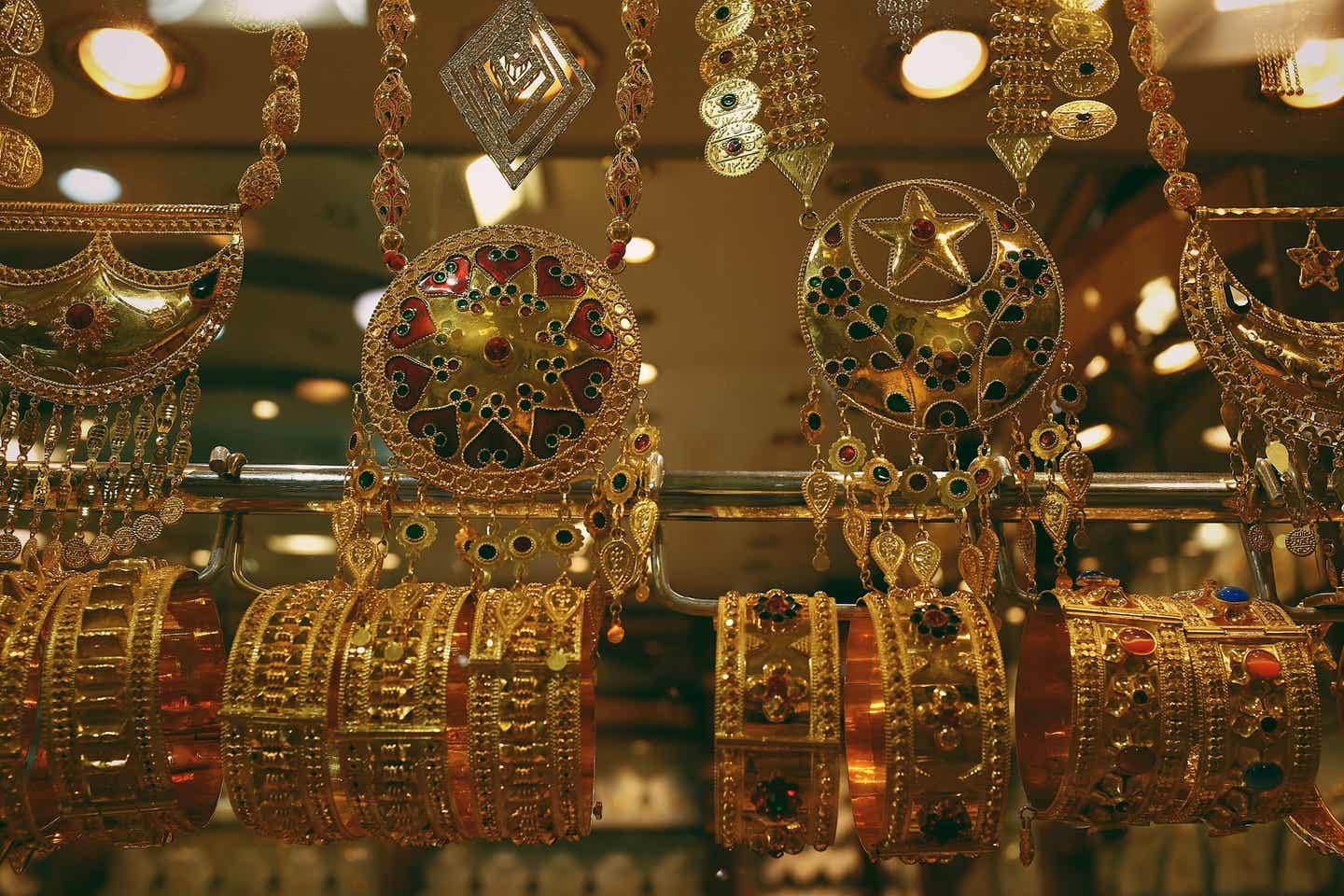 Armbänder und Ketten an einem Stand des Gold Souq in Ajman