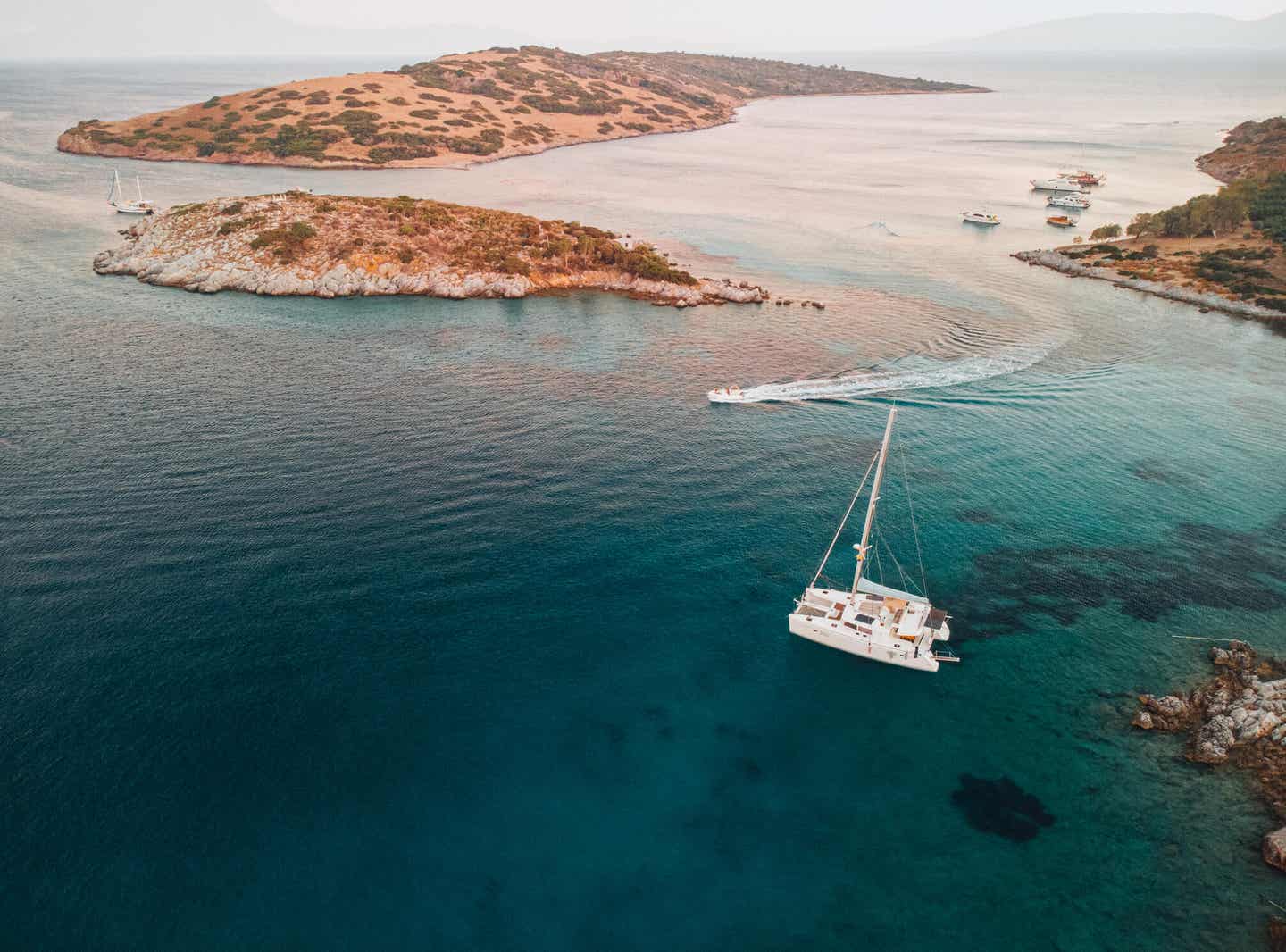 Türkei-die schönsten Orte: Küste mit grüner Landschaft und Wasser bei Izmir