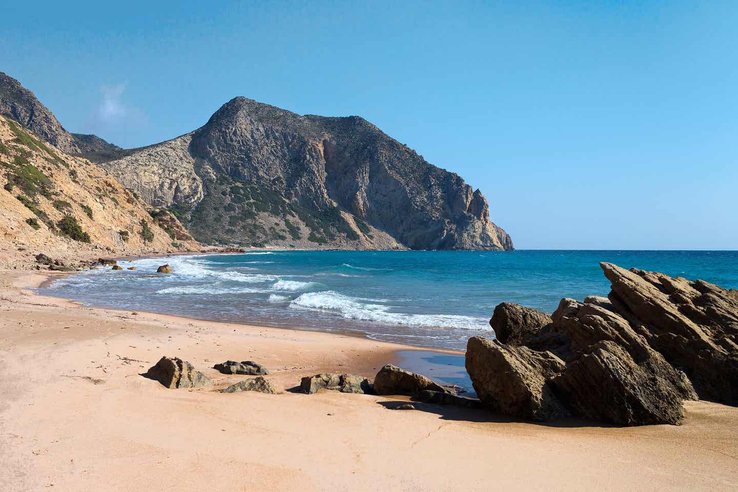 Felsen und Kap Krikelos am Strand von Cavo Paradiso