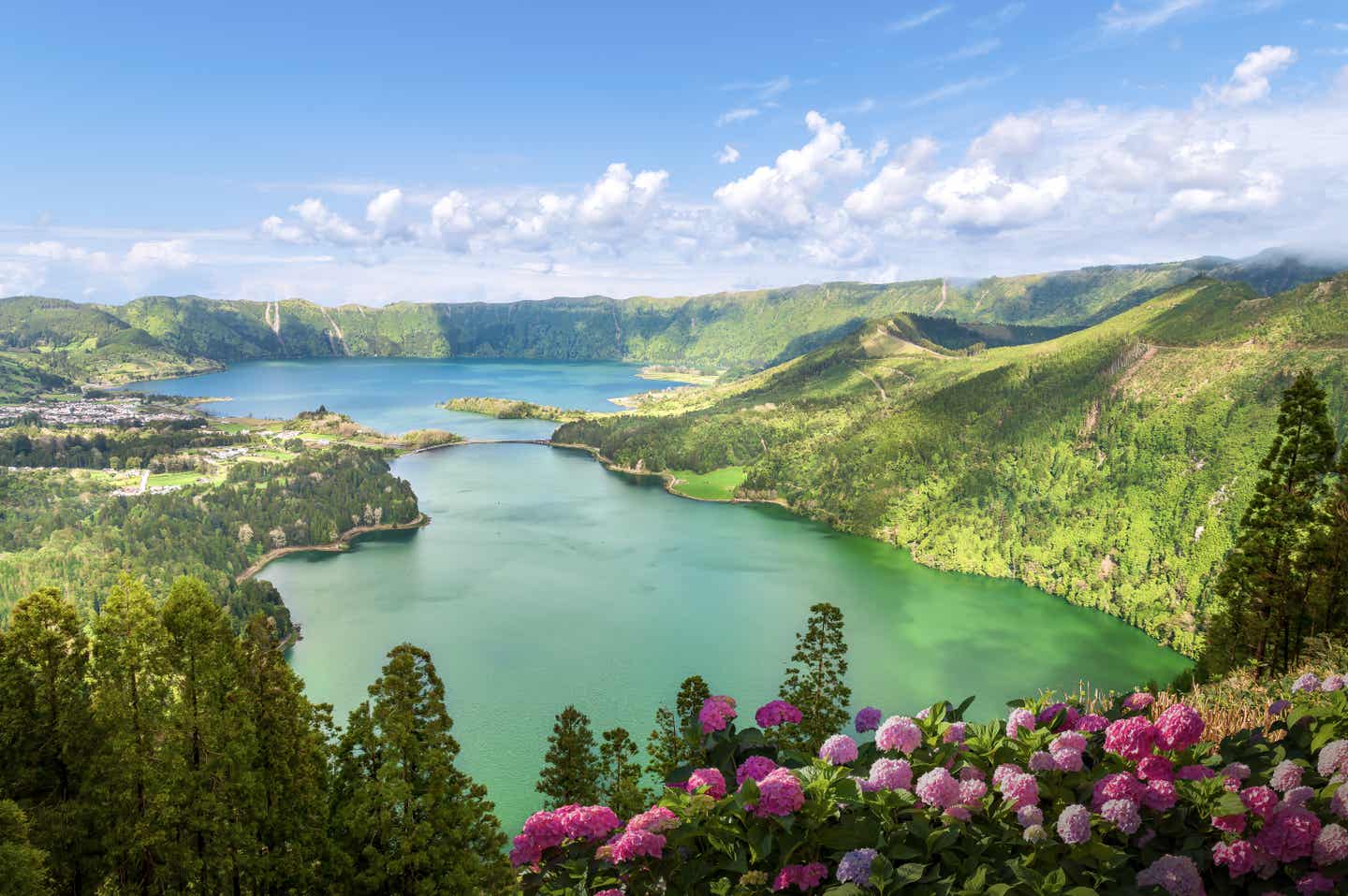 Beste Reisezeit Azoren: Landschaft mit Seen von Sete Cidades