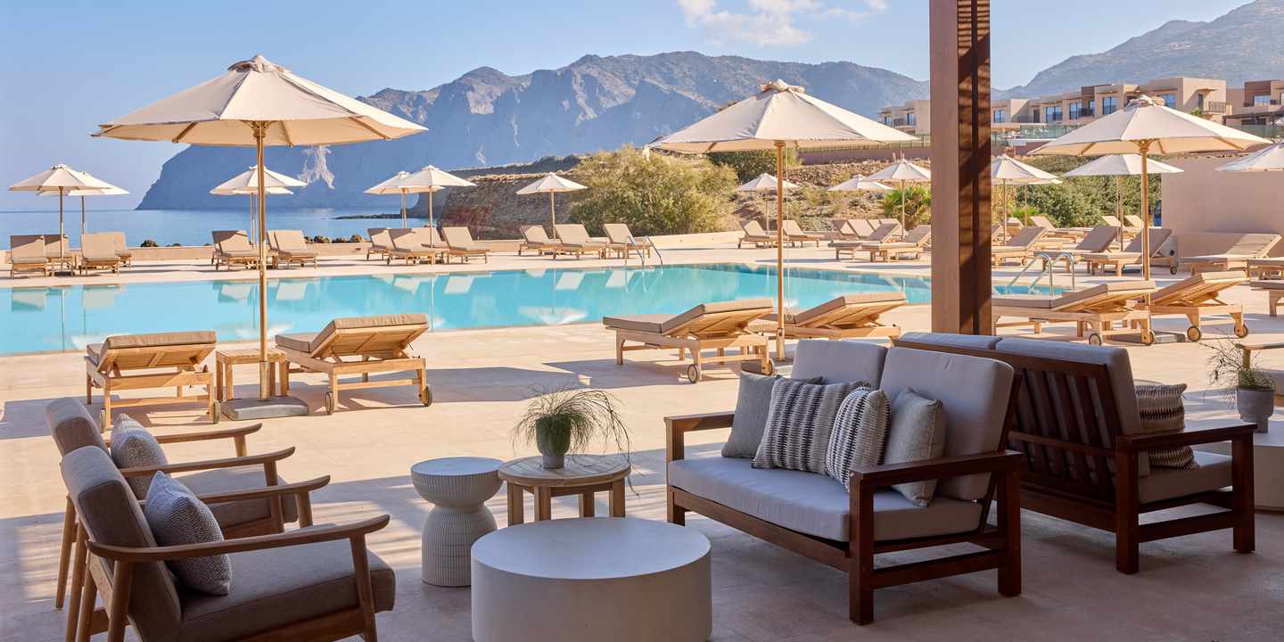 Pool mit Blick auf Meer und Berge im ananea Rocrita auf Kreta