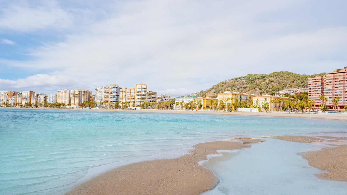 Stadt am Meer in Spanien: Málaga mit Hochhäusern direkt am blauen Meer