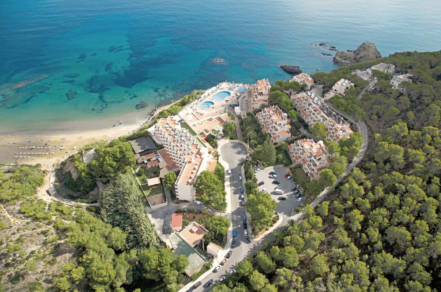 Luftaufnahme des Sentido Cala Verde in Spanien mit Sandstrand, Meer und angrenzender Natur