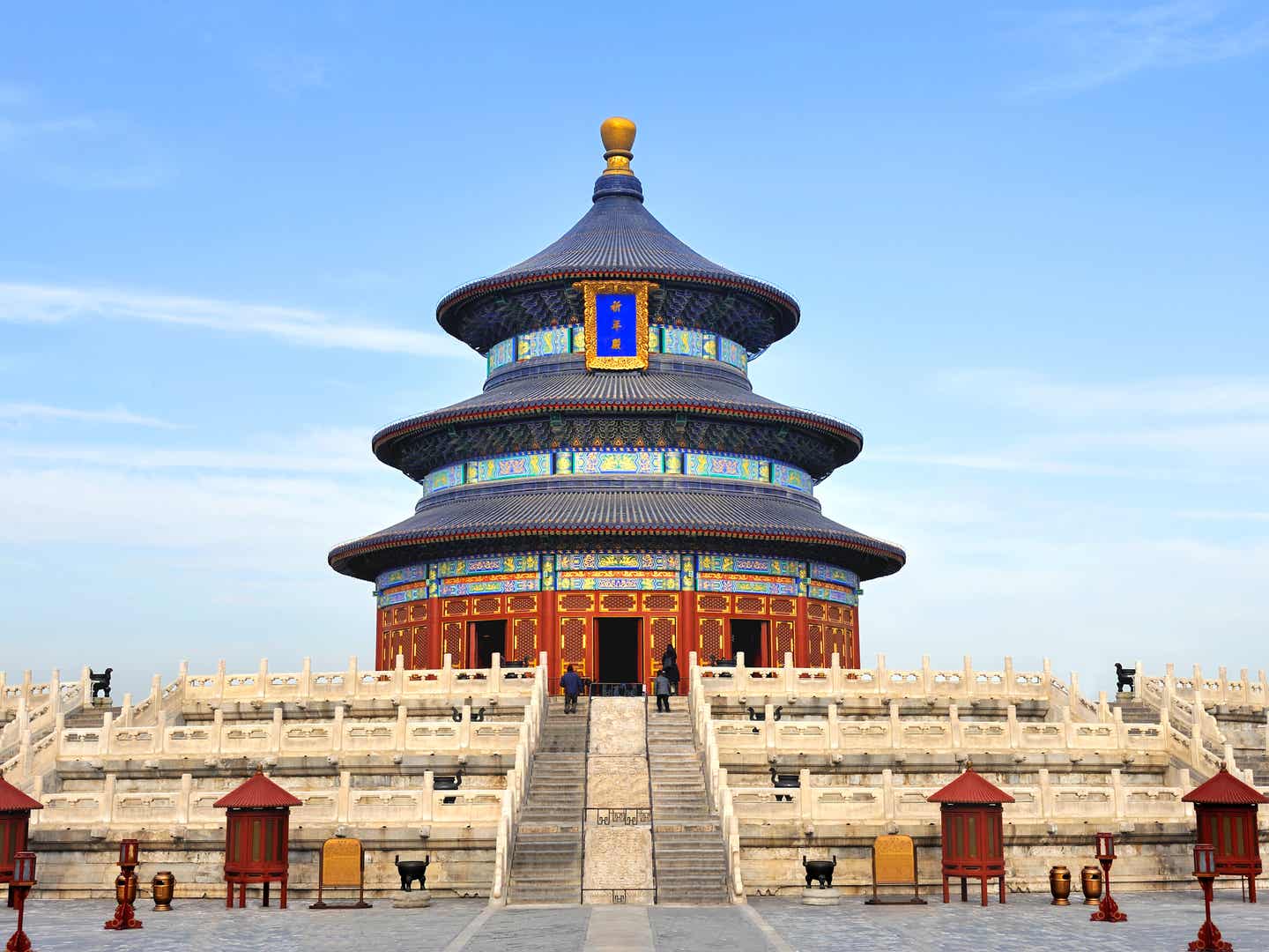 Der Himmelstempel in Peking gilt als Meisterwerk chinesischer Architektur – ein spirituelles Wahrzeichen mit tiefer kultureller Bedeutung Himmelstempel in Peking mit blauer Kuppel und verziertem Rundbau bei Tageslicht