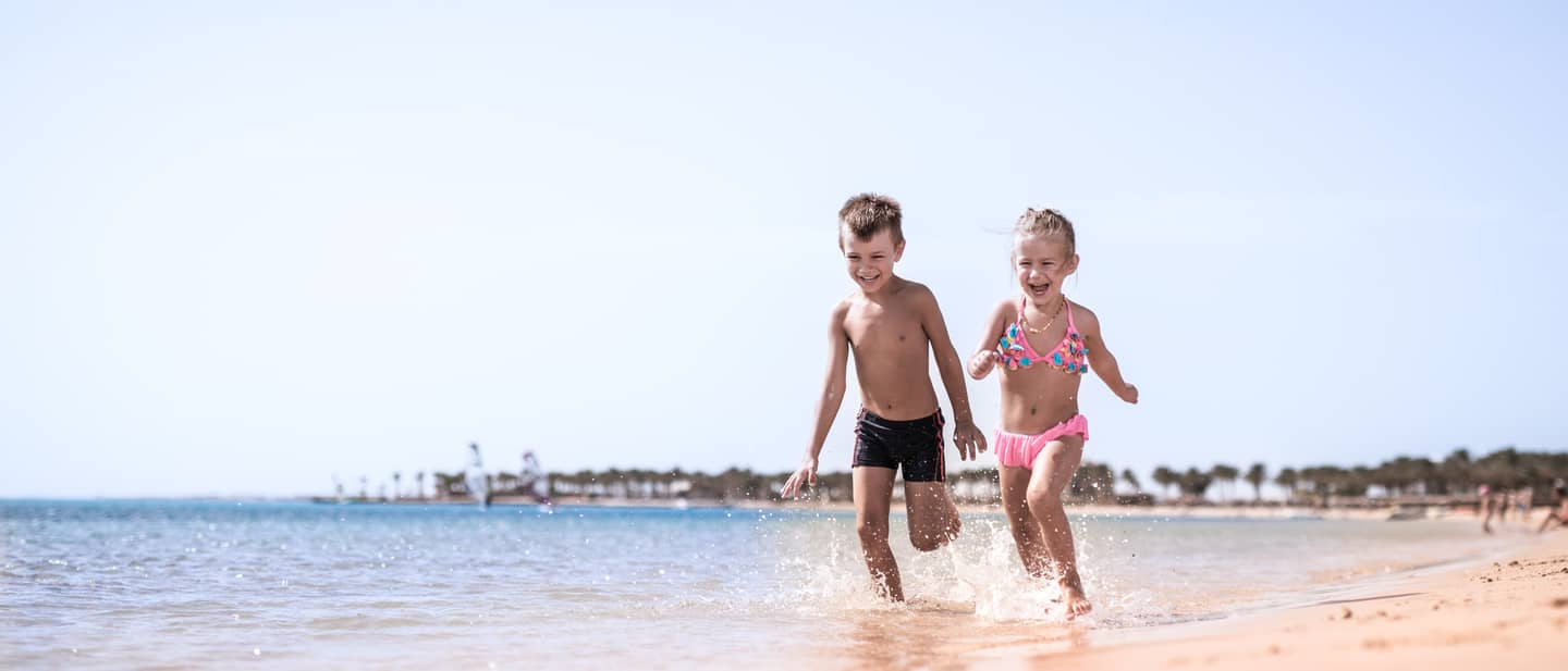 Familienurlaub Ägypten – gemeinsam am Strand spielen