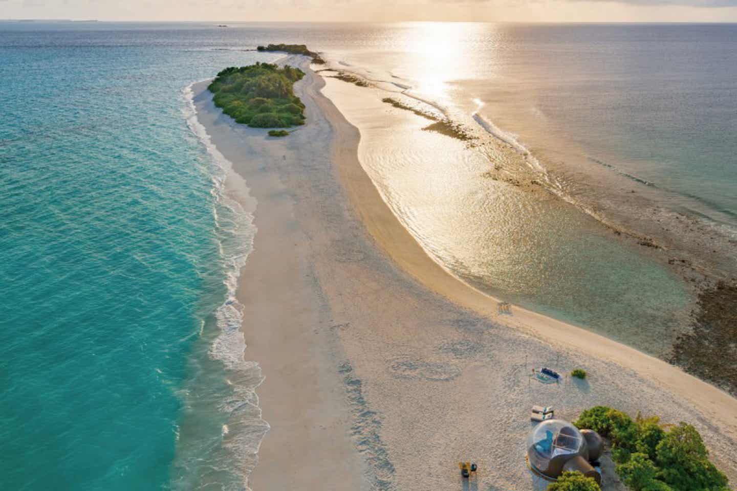 Malediven-Strand aus der Vogelperspektive bei Sonnenuntergang