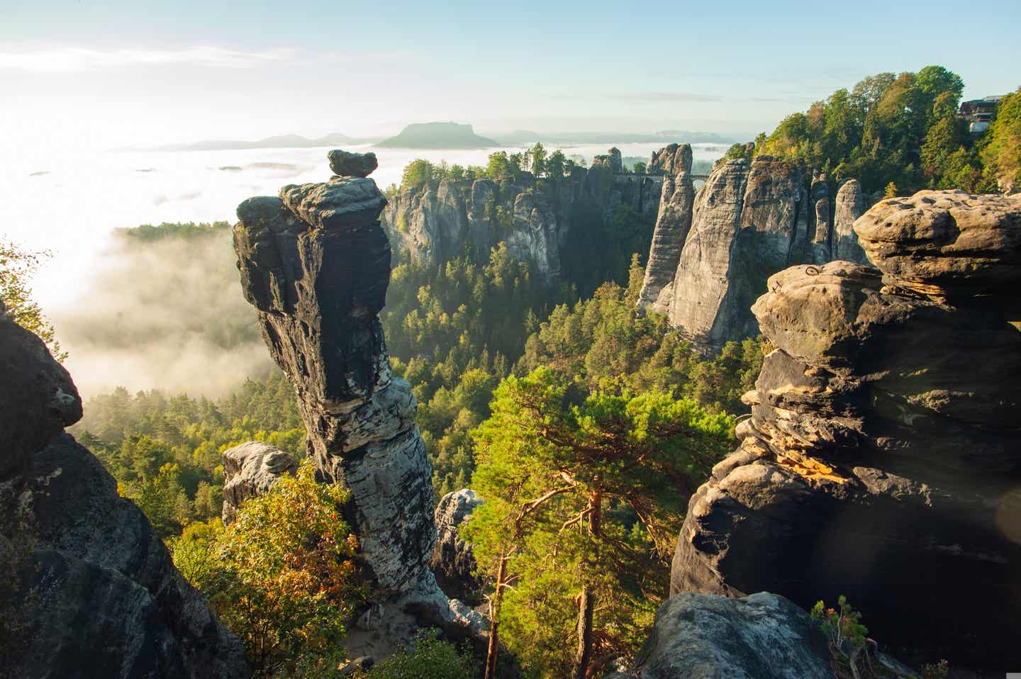 Sonnenaufgang über dem Wehlgrund in der sächsischen Schweiz.