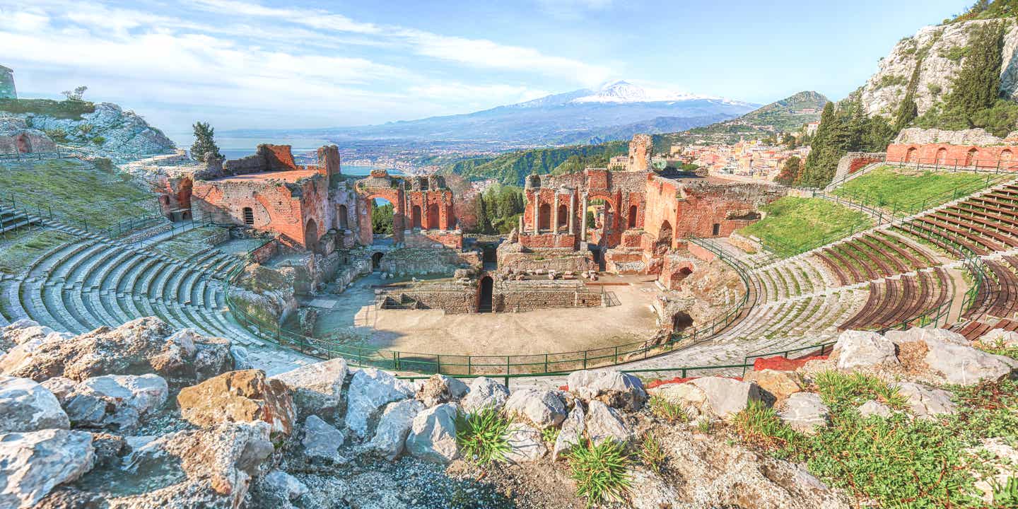 Blick auf das antike Theater von Taormina mit Ätna im Hintergrund, Sizilien, Italien
