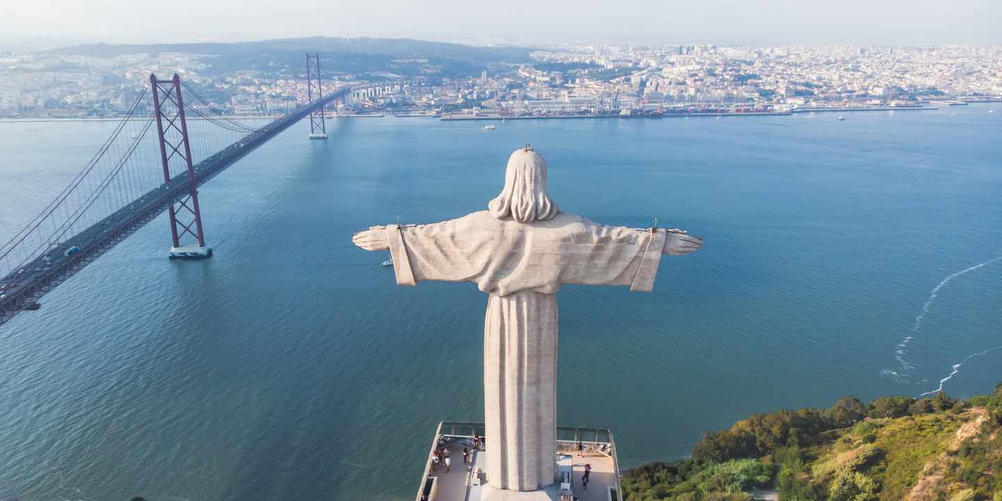 Cristo Rei Statue mit Blick auf die Ponte 25 de Abril und den Tejo bei Lissabon