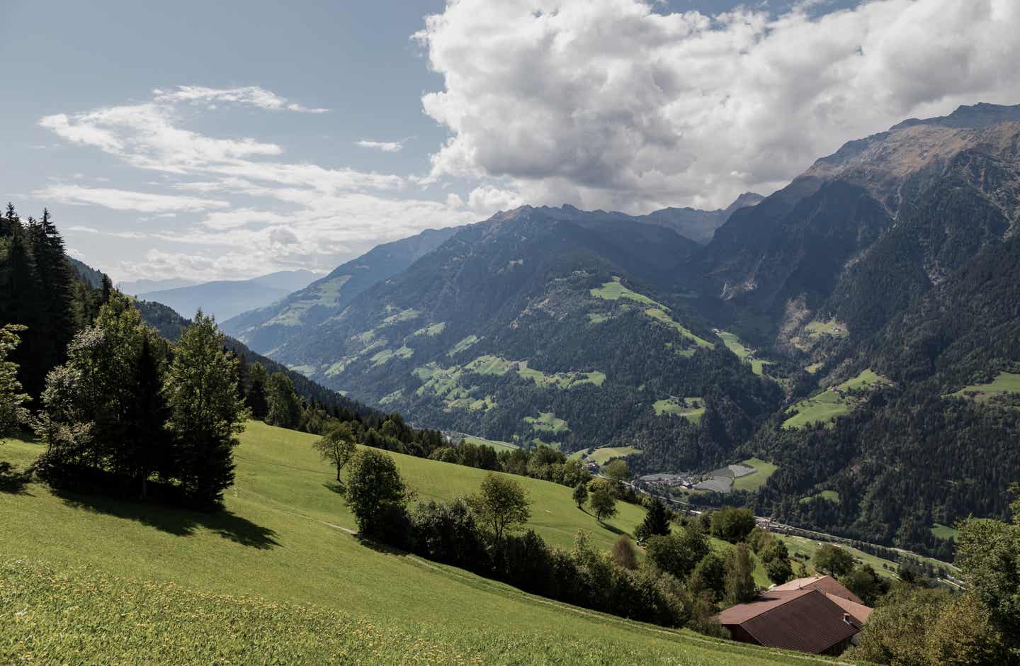 Meran Urlaub mit DERTOUR. Blick auf das Passeiertal und den Timmelsjoch nahe Meran