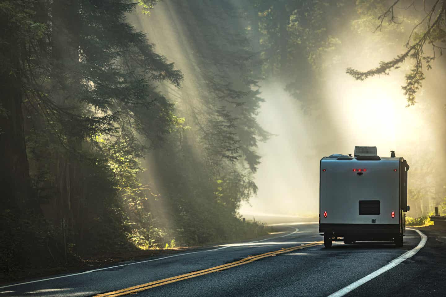 Kalifornien Redwoods National und State Park Reiseanhänger auf einer Straße