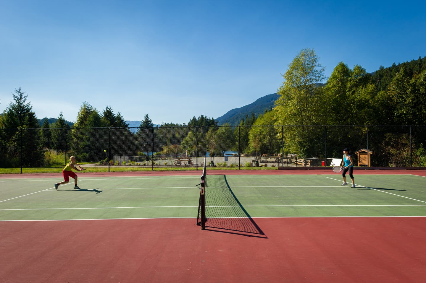 Tennisplatz mit Blick auf Berglandschaft