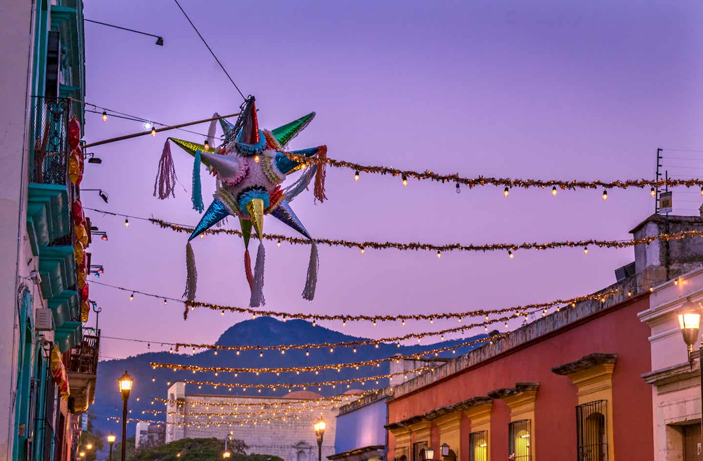 Straßenzug mit Pinata in Mexiko
