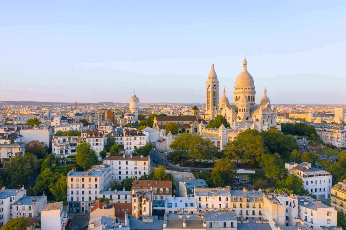 Städtereise in Paris: Blick auf die Stadt und Montmartre