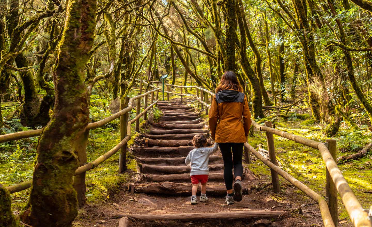 La Gomera Urlaub mit DERTOUR: Mutter und Kind wandern im Naturpark Garajonay