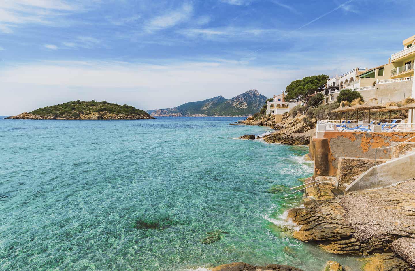 Ausblick von der Küste von Sant Elm auf die Insel Sa Dragonera Mallorca, umgeben von klarem Meer und Natur