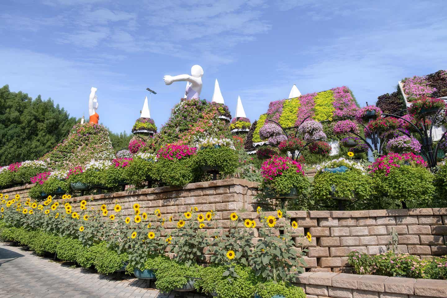 Blumenlandschaften und Figuren im Miracle Garden in Dubai