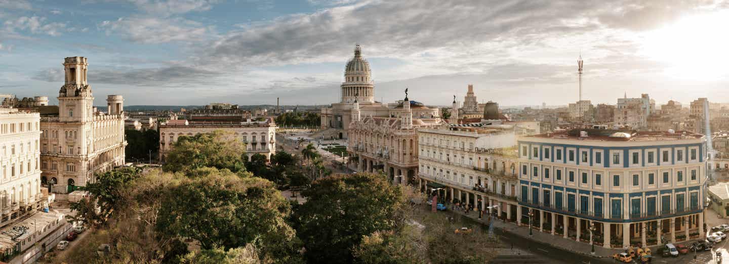 Havanna Urlaub mit DERTOUR. Panoramaaufnahme von Havannas Altstadt mit Capitol im Hintergrund