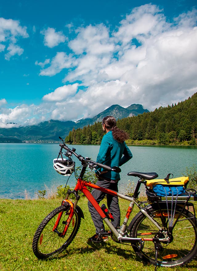 Zu den Angebotsdetails Radreisen in Bayern - Radfahrer am Walchensee