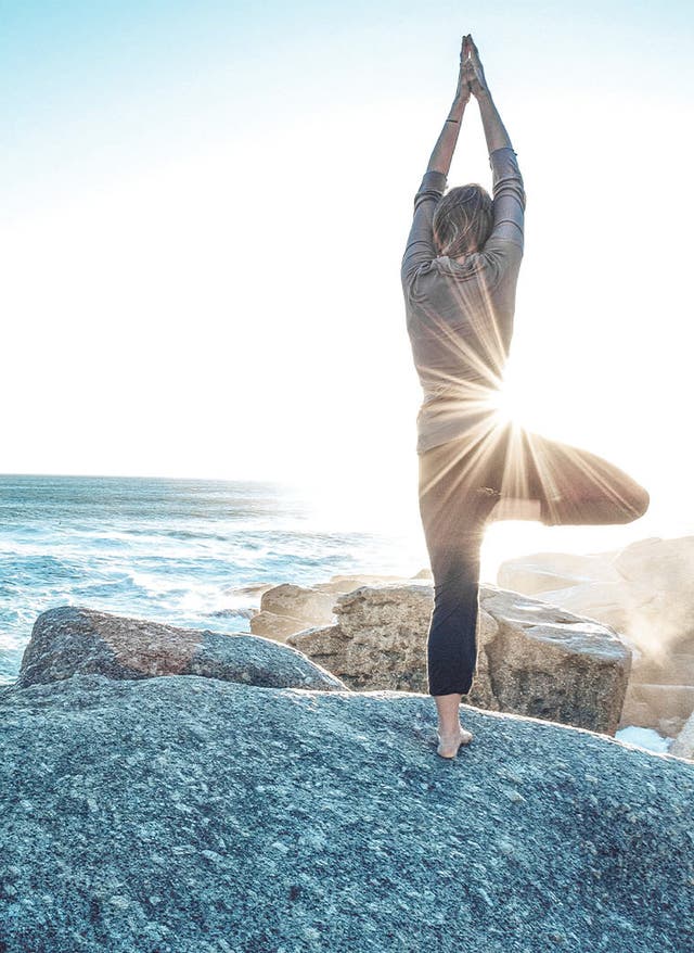 Sentido Singlehotels Person macht Yoga am Strand