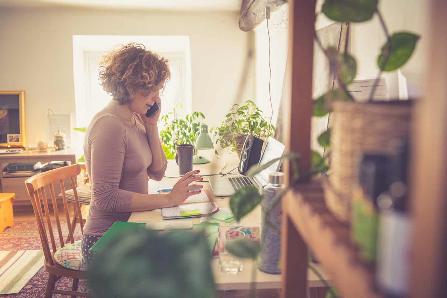 Frau Zuhause Pflanzen Homeoffice