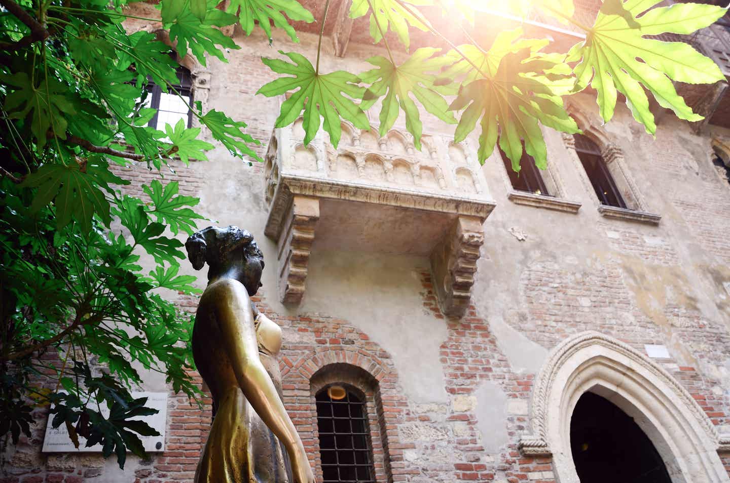 Blick von unten zum legendären Julia-Balkon in Verona