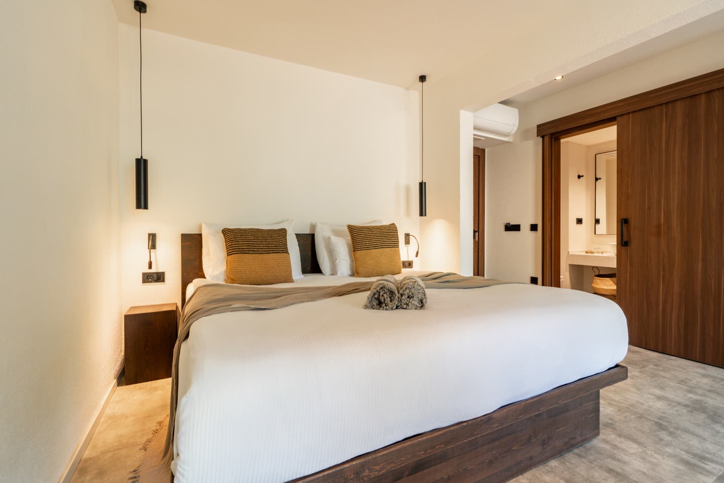 Frontaler Blick auf das Bett im Doppelzimmer Deluxe