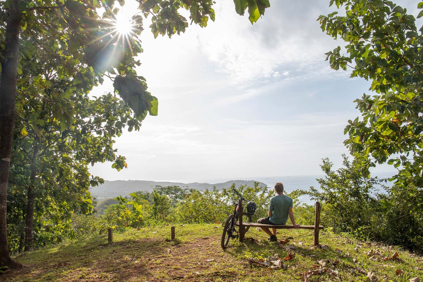 Deutschland Bodensee Radtouren: Mountainbiker sitzt auf einer Bank und entspannt