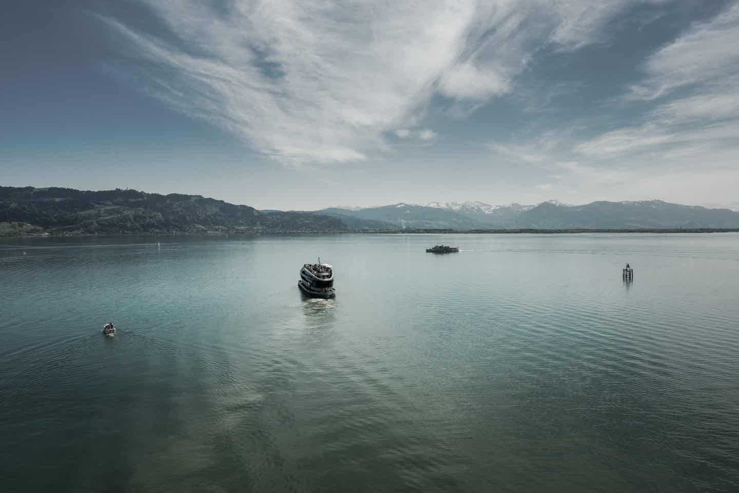 Baden-Württemberg-Urlaub mit DERTOUR. Blick von Lindau aus auf den Bodensee mit ein paar Schiffen