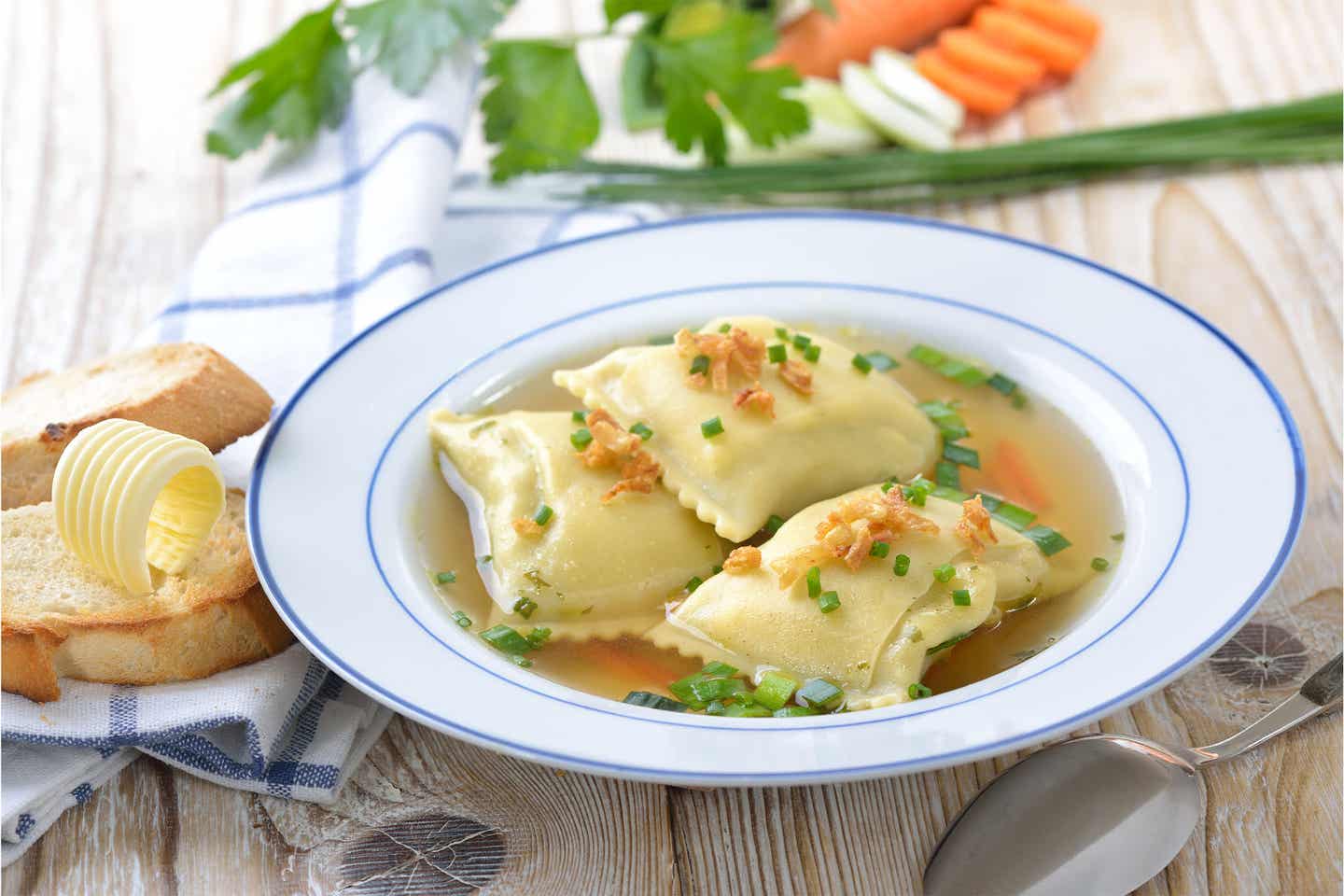 Hausgemachte Maultaschen als Suppeneinlage