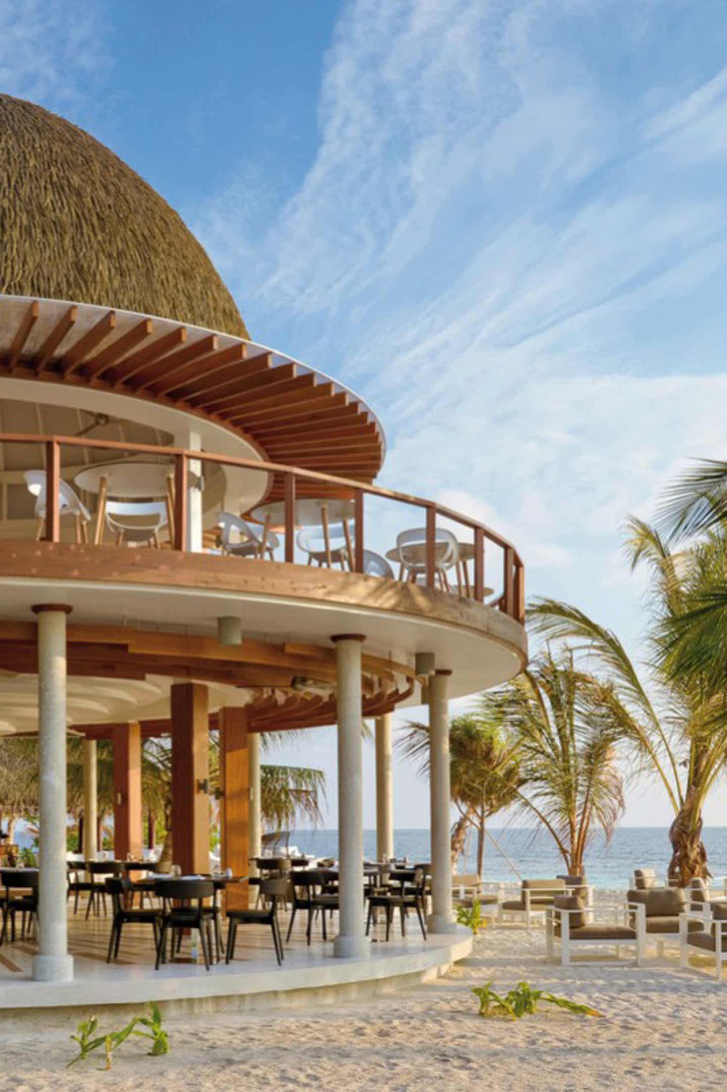 Außenansicht des Restaurants im Kandoluh Maledives Hotel