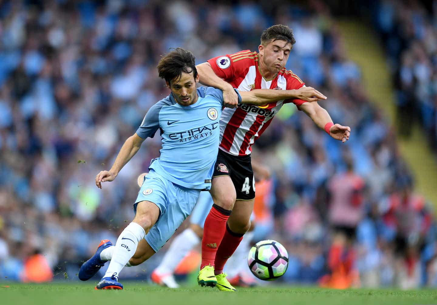 Manchester City Tickets und Hotel. Spielszene mit City-Spieler David Silva.