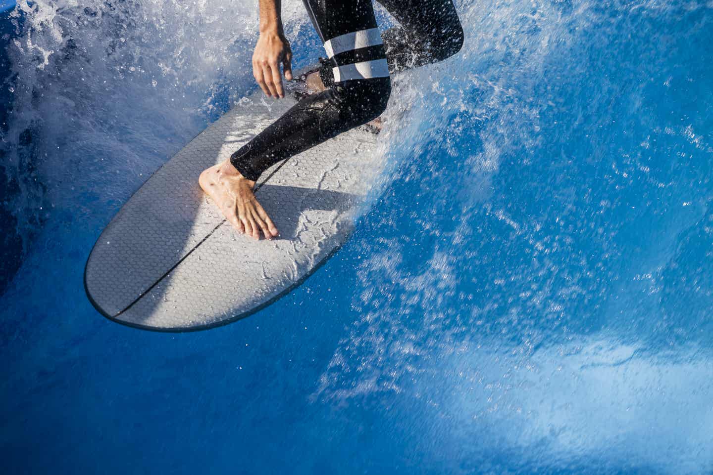 Surfer surft auf einer Welle