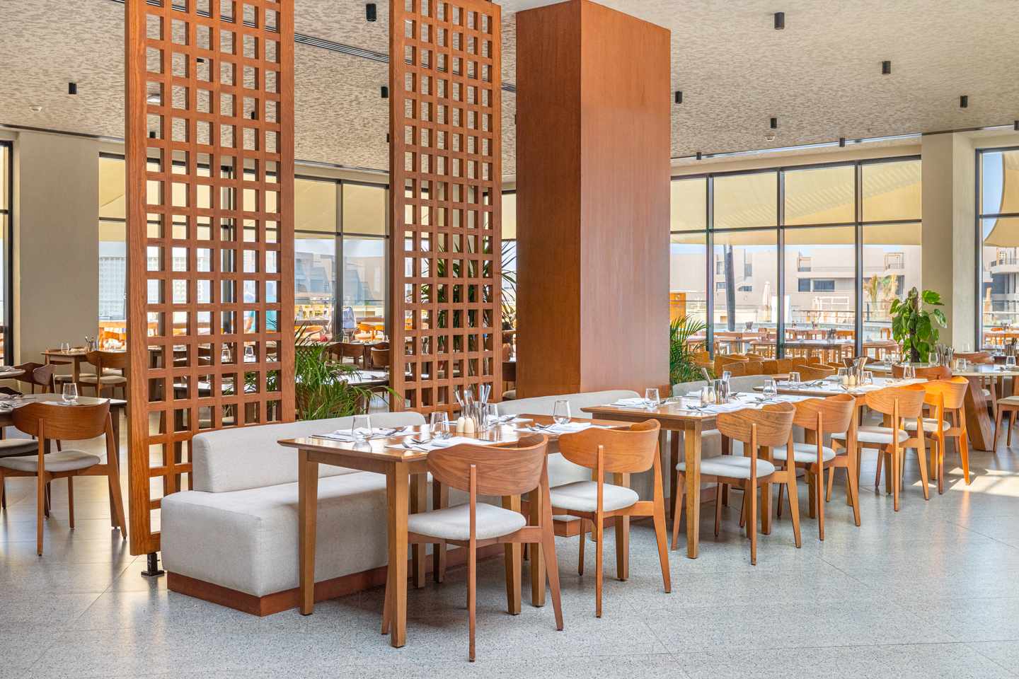 Essenssaal mit Holzstühlen und Tischen im Aldiana Club Naga Bay