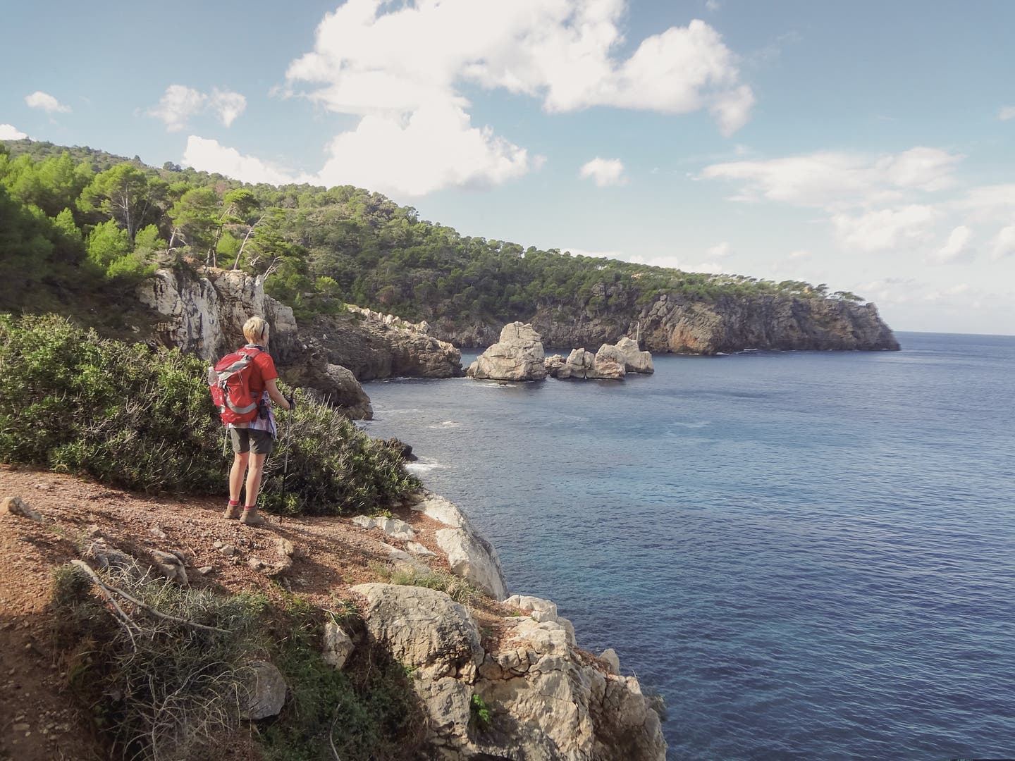 Wanderer auf Mallorca im Tramuntana-Gebirge mit Blick auf die Küste und das Meer