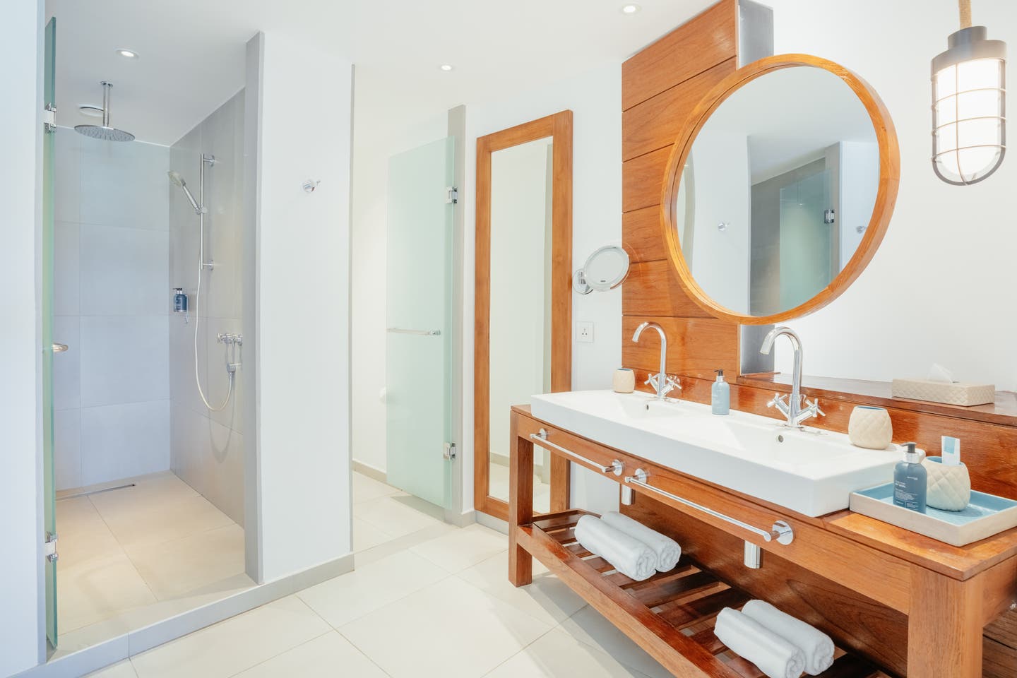 Blick in das Badezimmer eines Deluxe Rooms