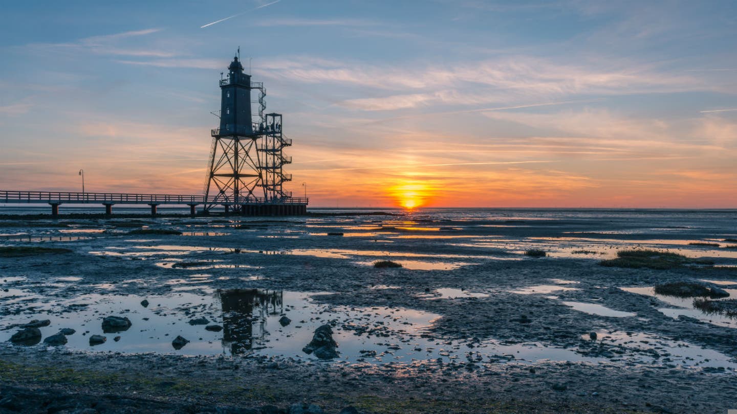 Leuchtturm an der Nordsee mit Sonnenuntergang