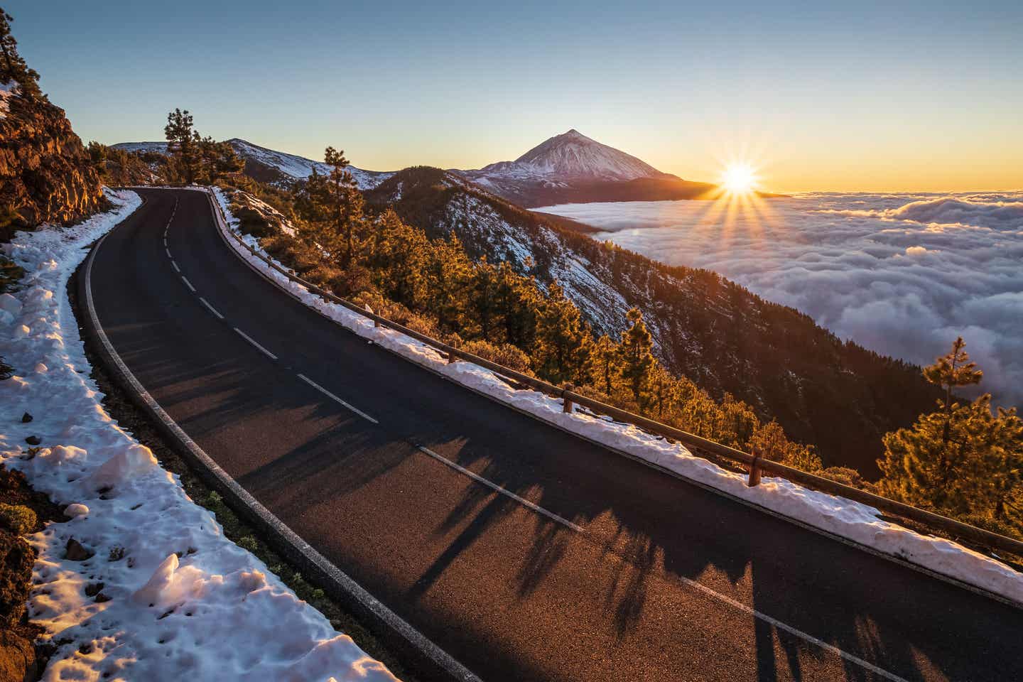 Straße mit Blick auf Pico del Teide