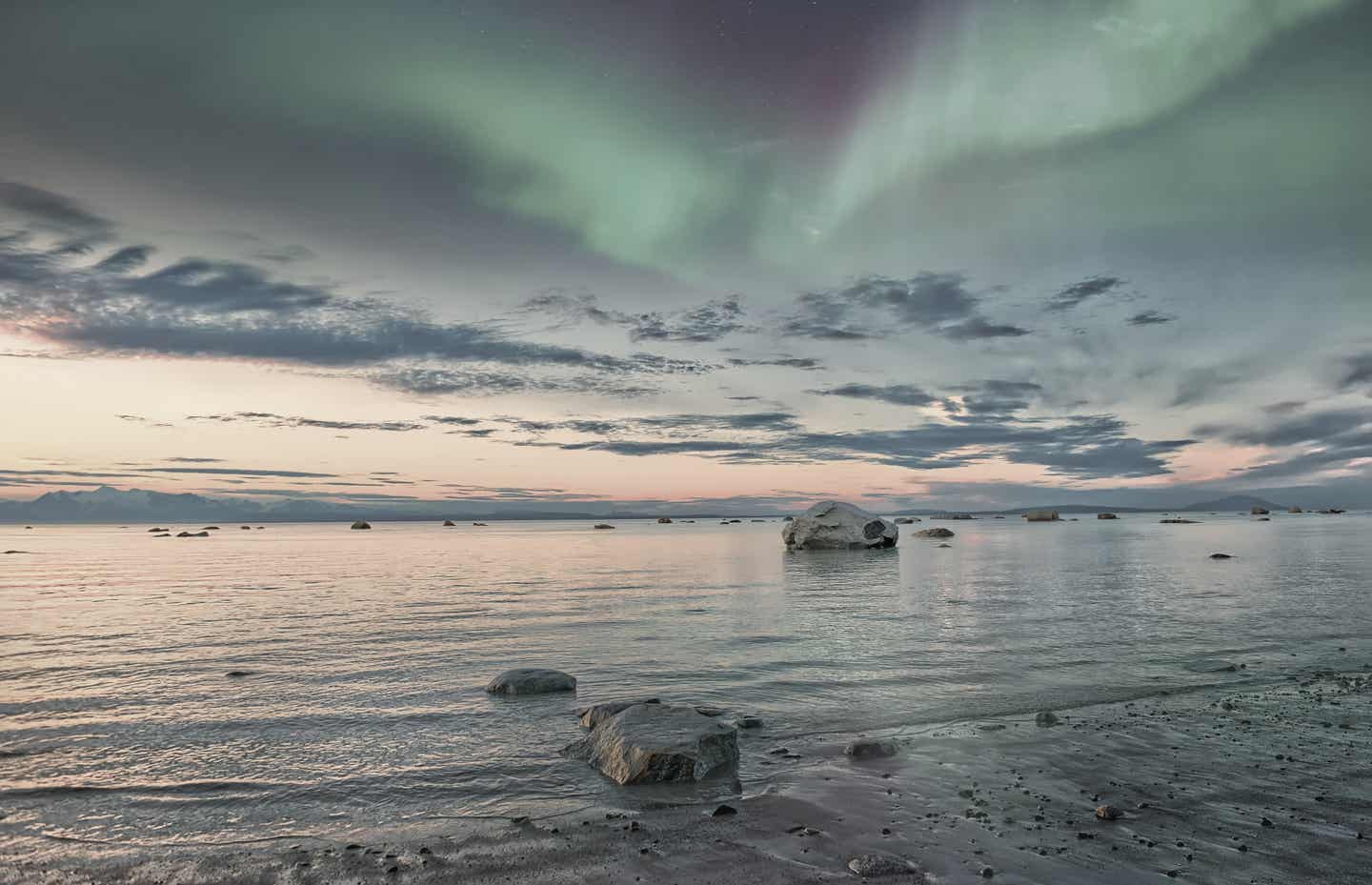 Alaska Urlaub mit DERTOUR. Nordlichter über der Cook-Inlet-Bucht, Alaska