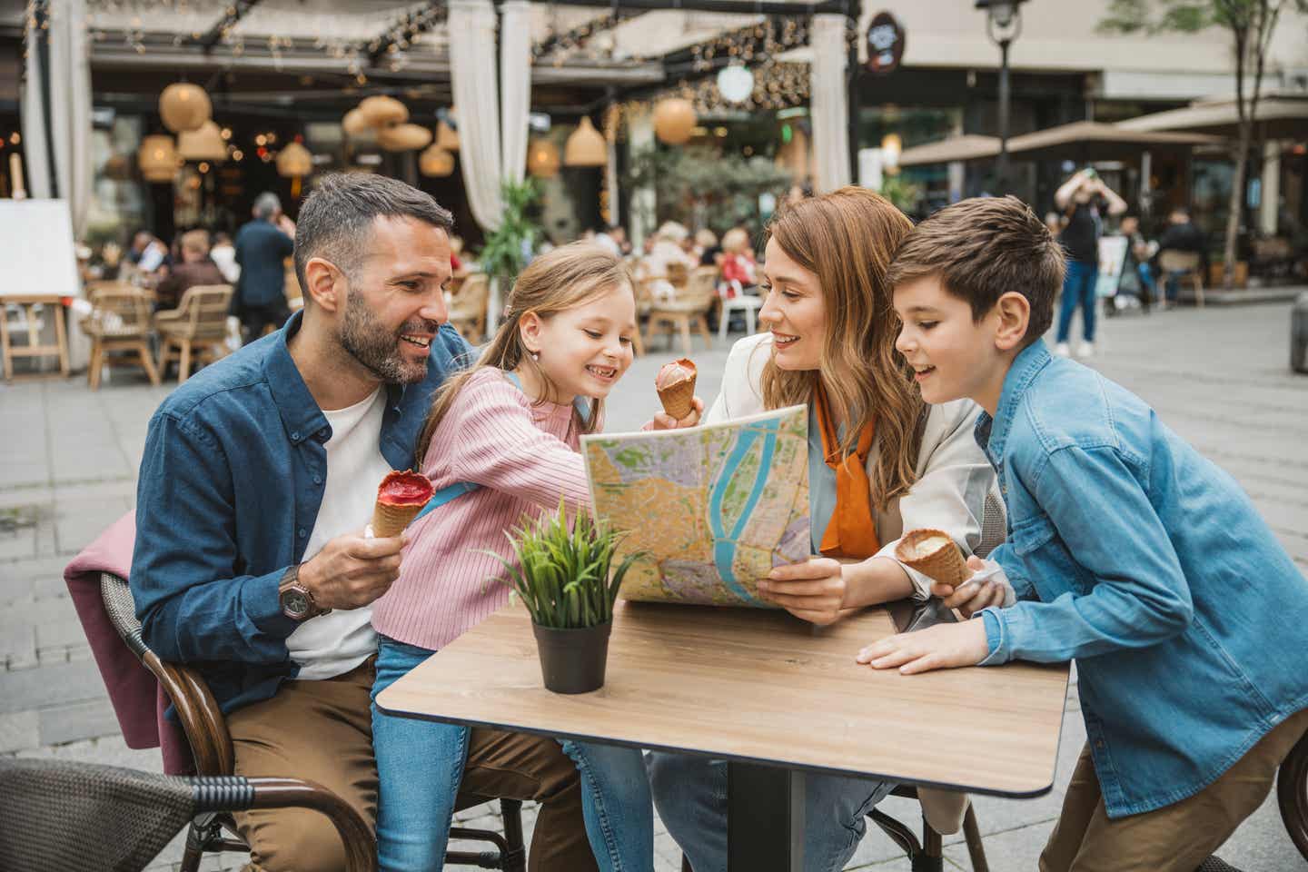 Packliste für Urlaub mit Kindern: Eine Familie studiert den Stadtplan.