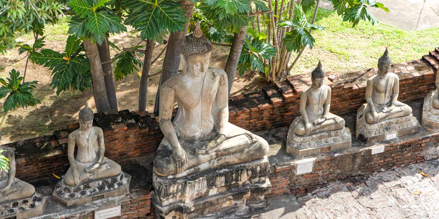 Sitzende Buddha-Statuen aus Stein