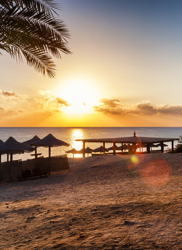 Pauschalreise in Ägypten buchen Reisekalender September. Hurghada im Sonnenuntergang