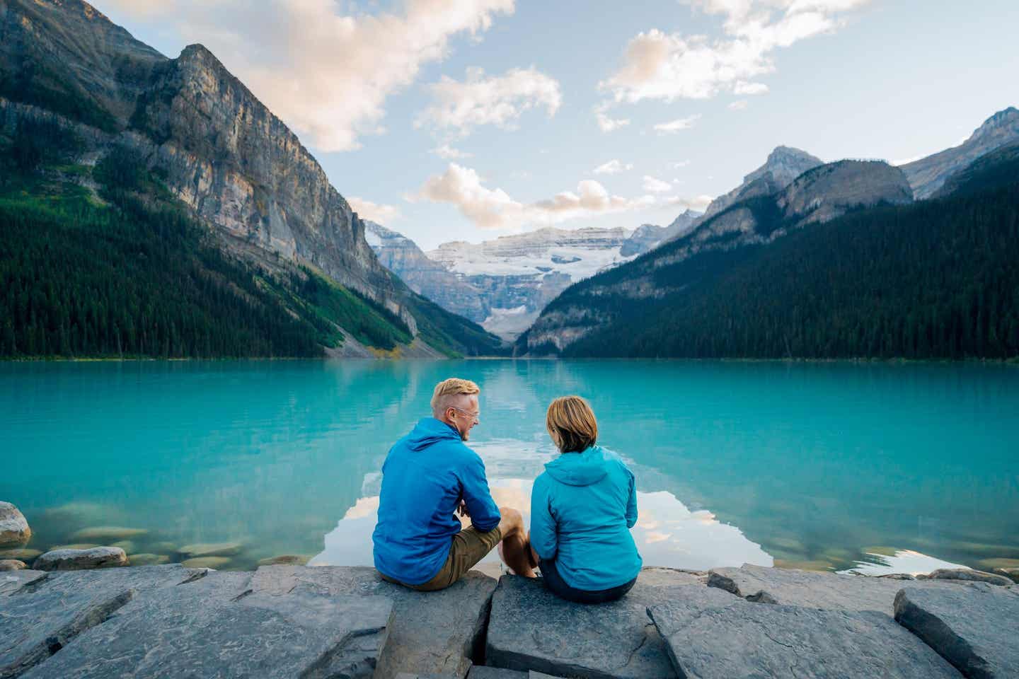 Paar sitzt am Lake Louise in Alberta