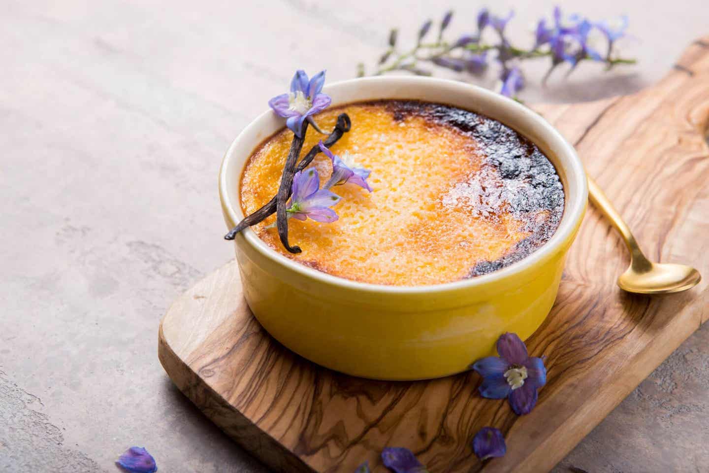 Crema Catalana mit Blumen dekoriert