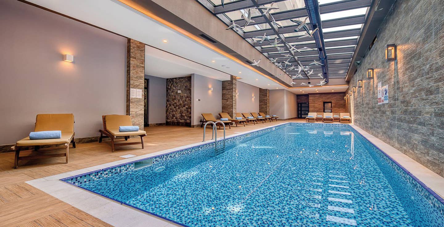 Indoor-Pool mit Liegen im Sentido Numa Bay Exclusive